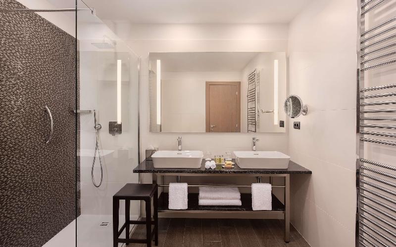 اتاق استاندارد سه نفره, Hilton Taipei Sinban