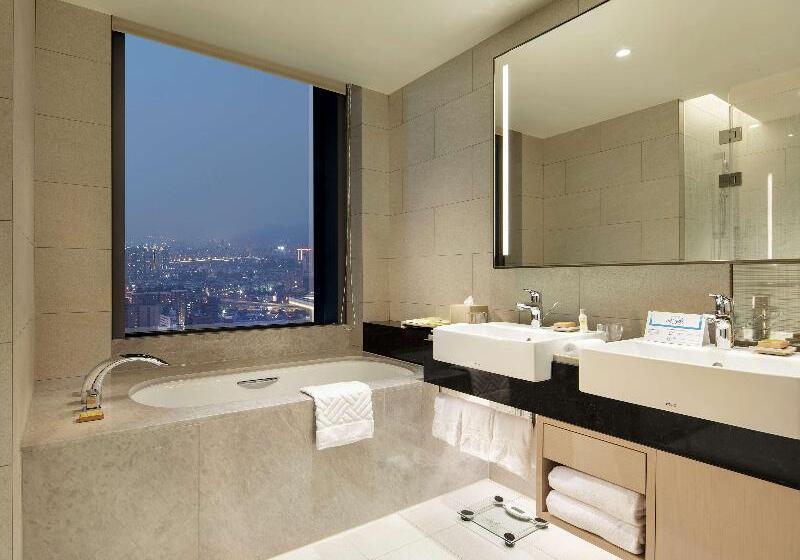 اتاق استاندارد سه نفره, Hilton Taipei Sinban