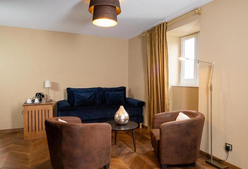 Полулюкс, Logis Auberge De La Tour   Hôtel & Restaurants