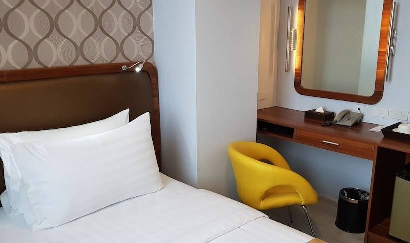 اتاق لوکس یک تخته, One Central Hotel & Suites