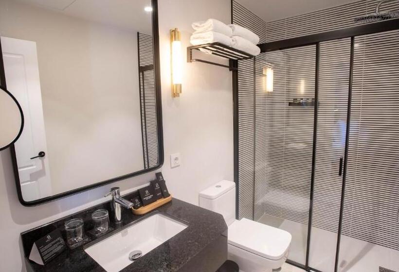 اتاق استاندارد سه نفره, Soho Boutique Opera