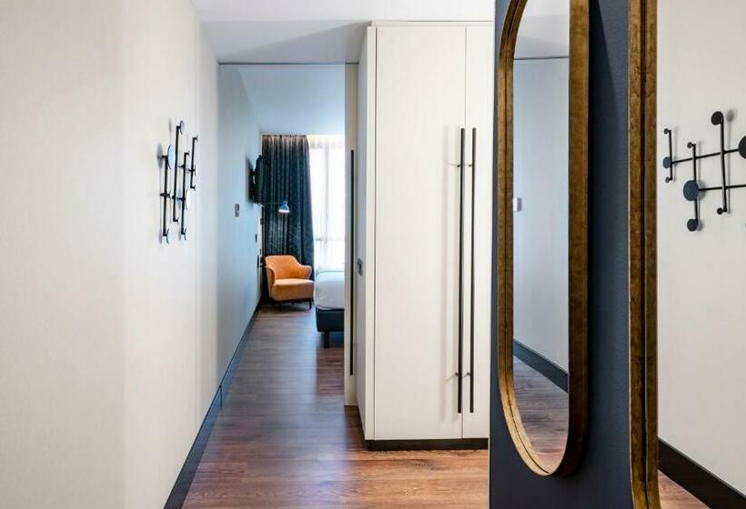 آپارتمان یک خوابه با دری مشترک که هال را جدا می کند., Vincci Consulado De Bilbao