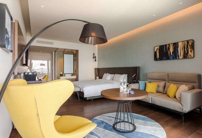 غرفة بريميوم مطلّة علي البحر, Radisson Blu Hotel, Larnaca