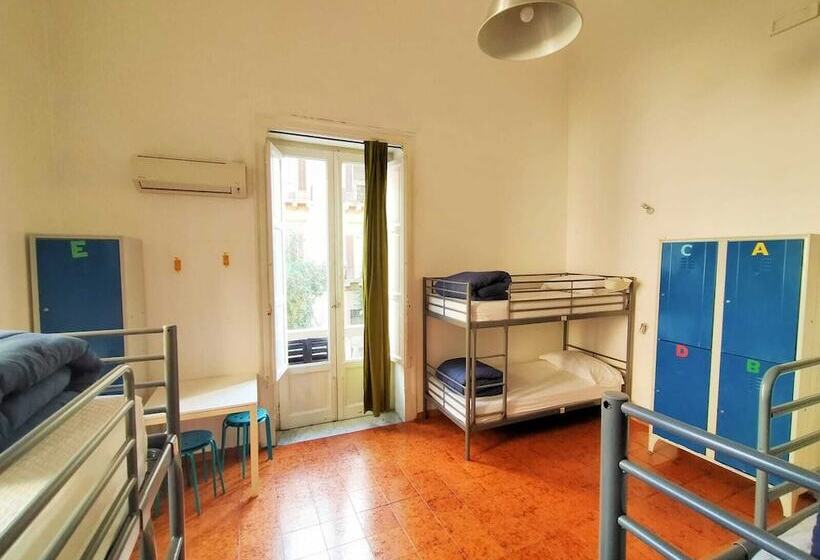 Lit en Chambre Commune, A Casa Di Amici
