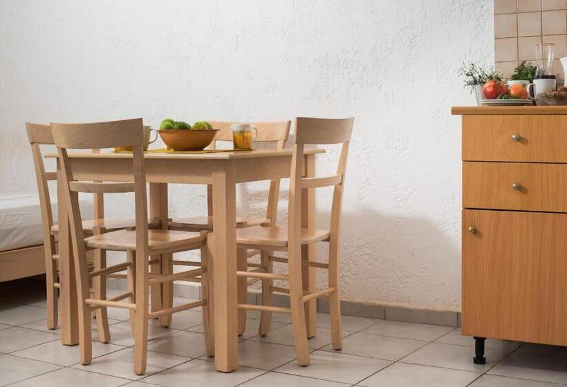 单卧家庭公寓, Anna Maria