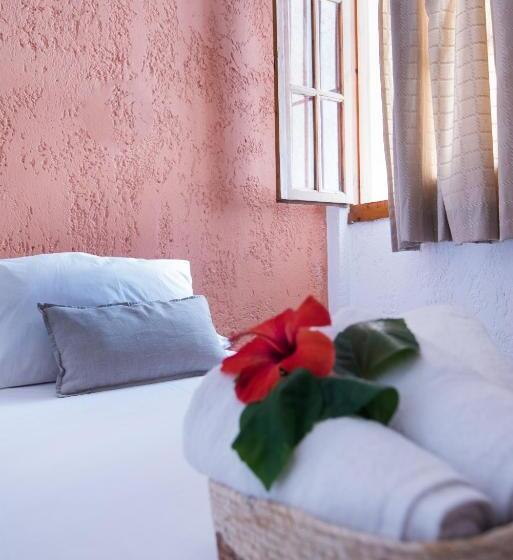 单卧家庭公寓, Anna Maria