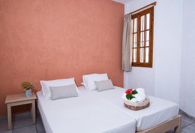 单卧家庭公寓, Anna Maria