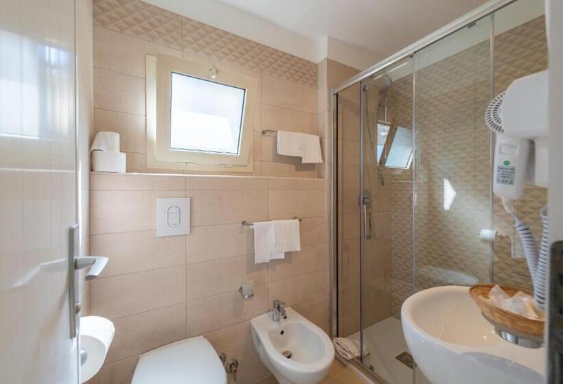 اتاق استاندارد سه نفره, Albergo Villa A Mare