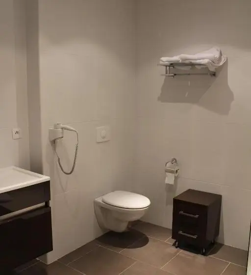 Standard Yhden Hengen Huone, Castellu