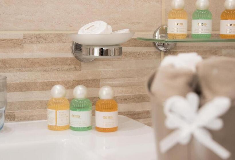 اتاق لوکس, Esposizione Palace