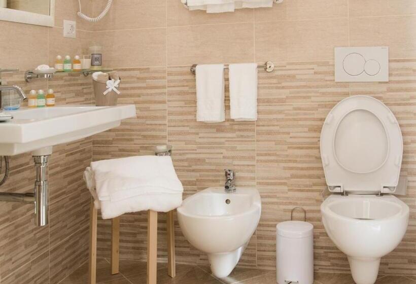 اتاق لوکس, Esposizione Palace