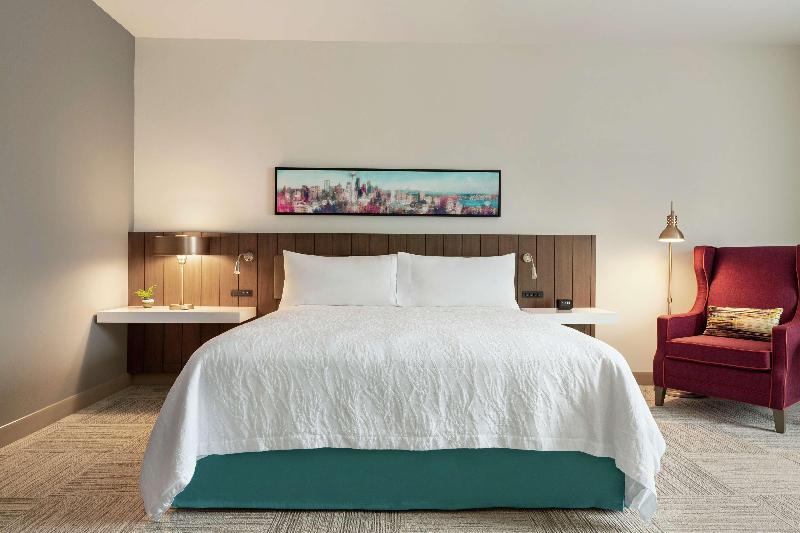 اتاق استاندارد با تخت بزرگ, Hilton Garden Inn Seattle Airport
