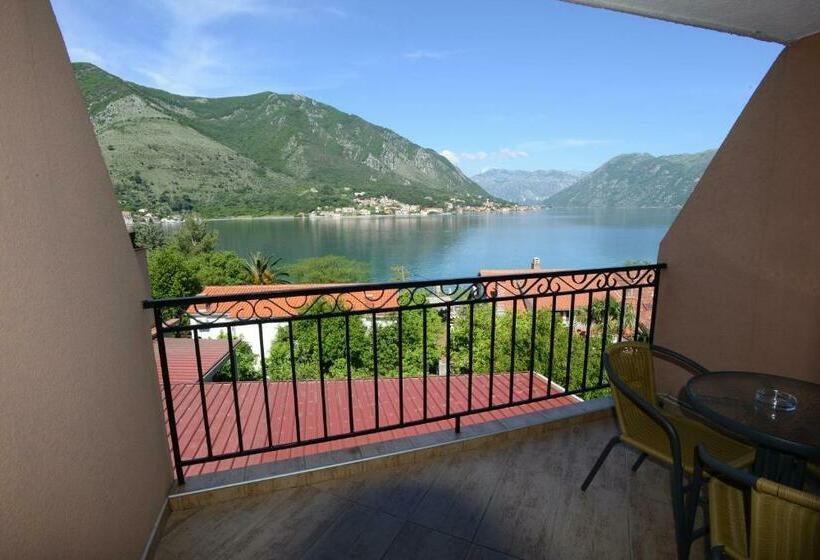 اتاق استاندارد با چشم‌انداز دریا, Rooms & Apartments Dobrotski Dvori