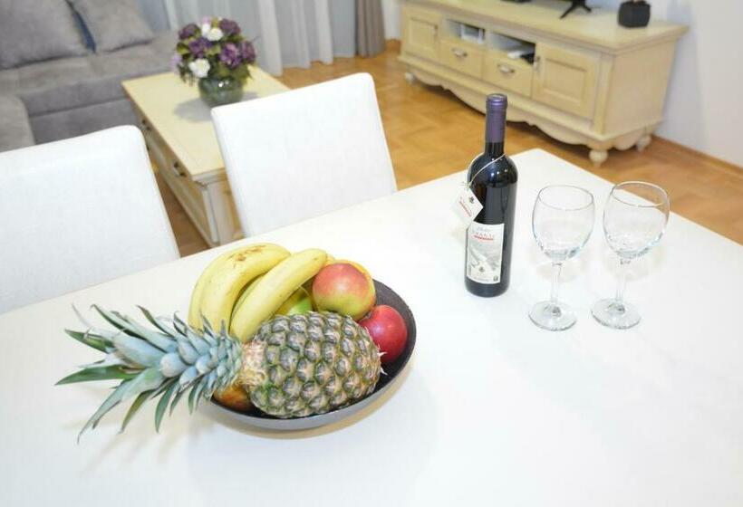 آپارتمان 1 خوابه با چشم‌انداز دریا, Rooms & Apartments Dobrotski Dvori