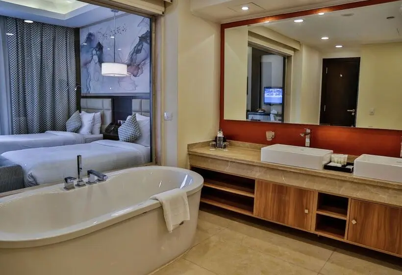 اتاق لوکس با چشم‌انداز استخر, Triumph Luxury