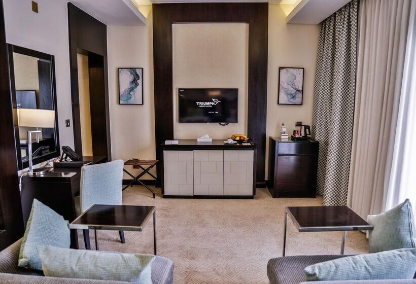 اتاق لوکس با چشم‌انداز استخر, Triumph Luxury