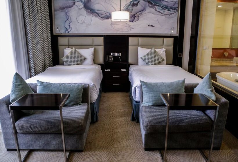 اتاق لوکس با چشم‌انداز استخر, Triumph Luxury