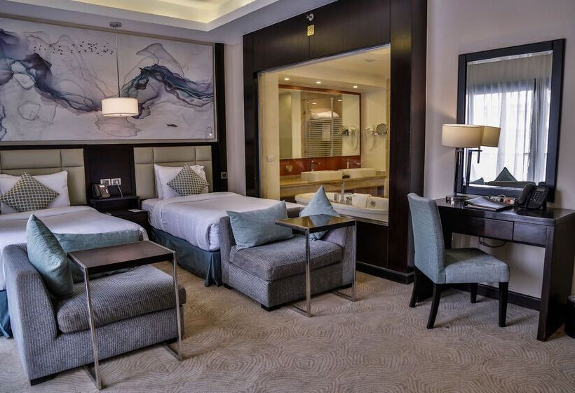 اتاق لوکس با چشم‌انداز استخر, Triumph Luxury