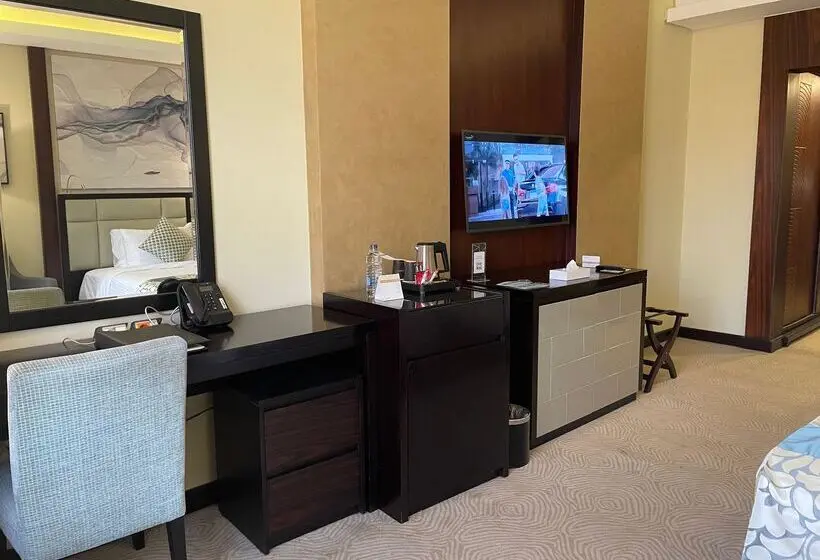 اتاق لوکس با چشم‌انداز استخر, Triumph Luxury