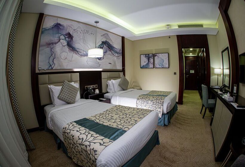 اتاق لوکس با چشم‌انداز استخر, Triumph Luxury