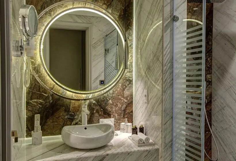 سوئیت رویال, Triumph Luxury