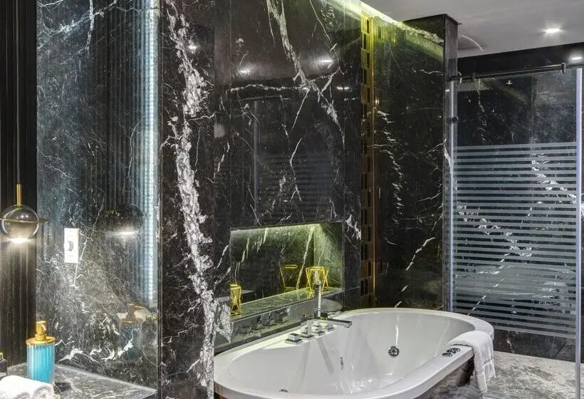 سوئیت رویال, Triumph Luxury