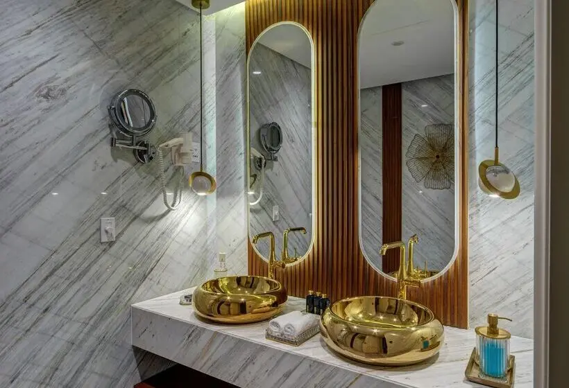 سوئیت رویال, Triumph Luxury