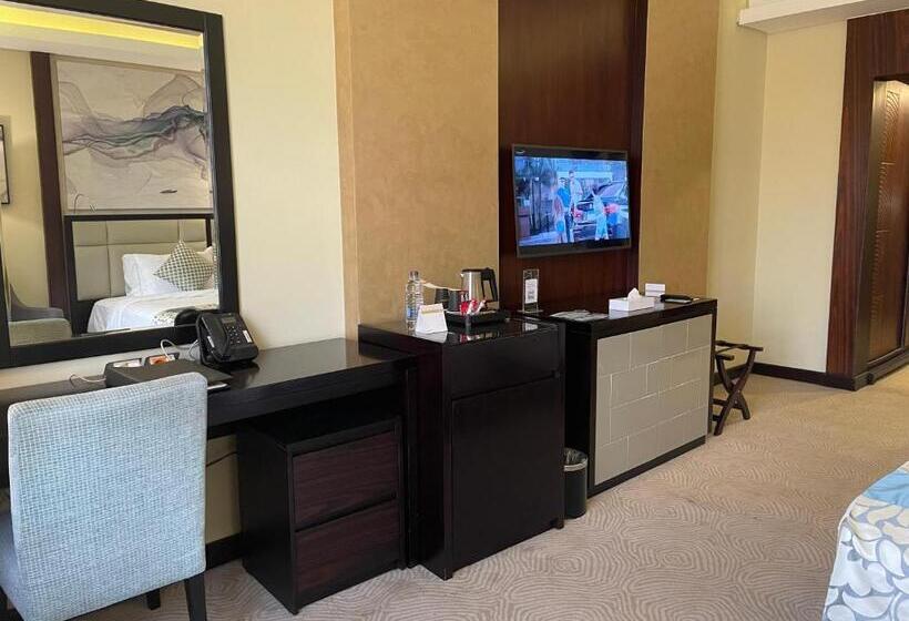 اتاق لوکس با چشم‌انداز استخر, Triumph Luxury