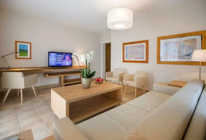 سوییت جونیور با بالکن, Villa Delta Suites House