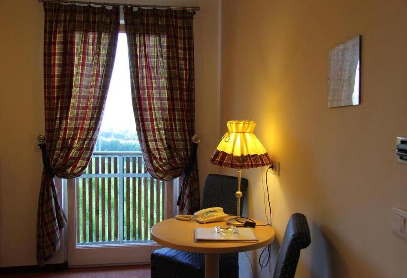 اتاق راحتی, Hanny