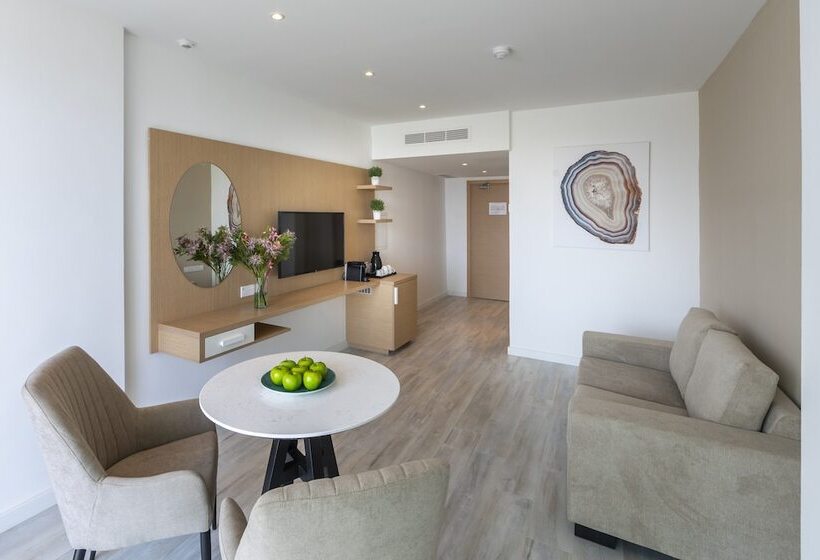 带海景的行政套房, Leonardo Crystal Cove Hotel & Spa – Adults Only