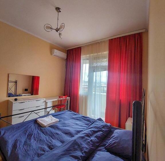 اتاق استاندارد با بالکن, Prishtina Center Hostel