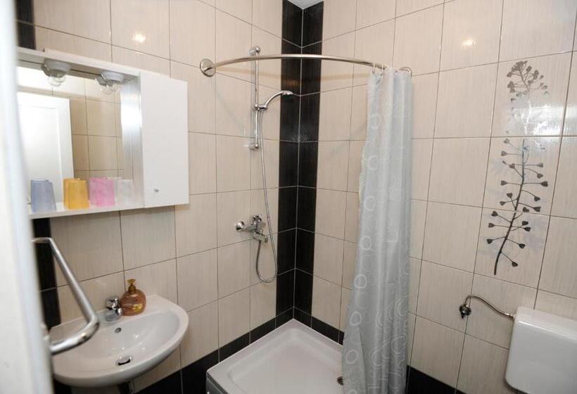 اتاق استاندارد چهارنفره با بالکن, Pansion Turudić