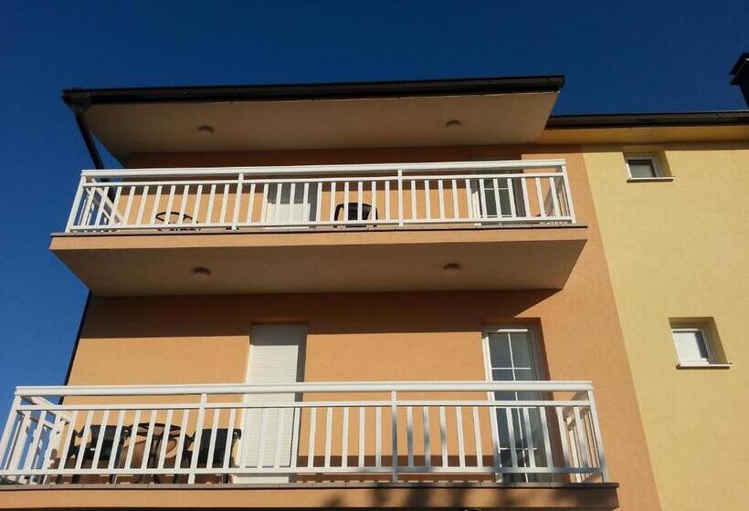 اتاق استاندارد چهارنفره با بالکن, Pansion Turudić