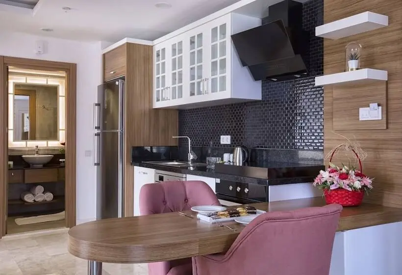 سوییت لوکس, Greenwood Suites Resort