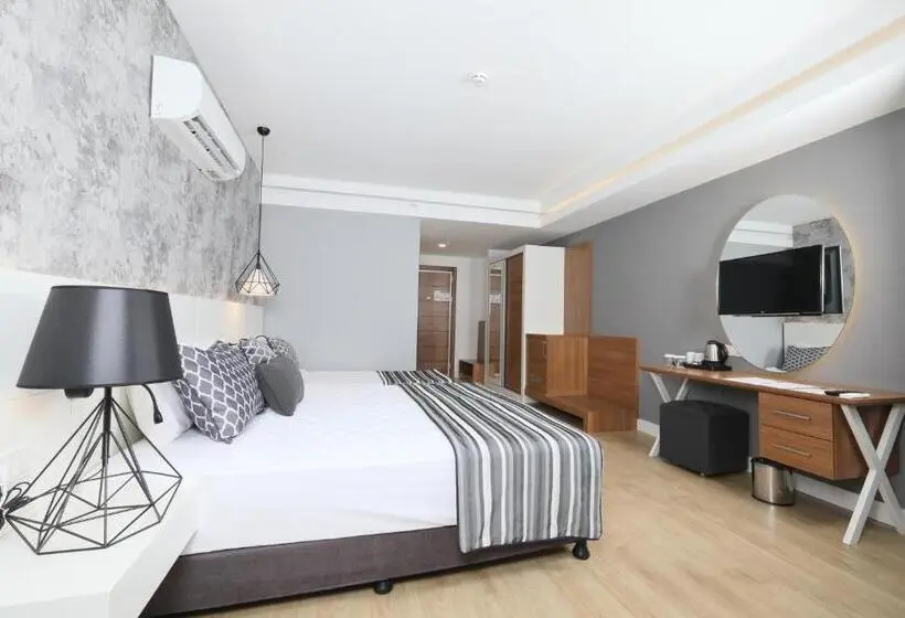 اتاق استاندارد با چشم‌انداز استخر, Greenwood Suites Resort