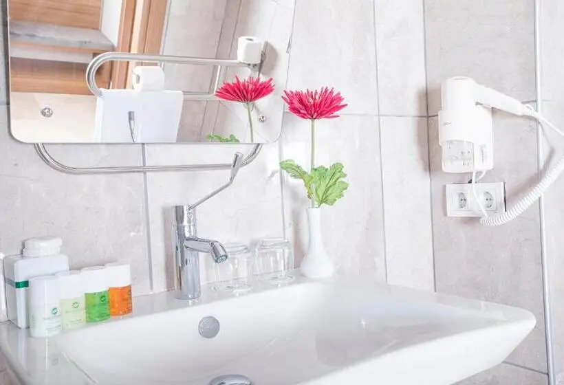 اتاق استاندارد با چشم‌انداز استخر, Greenwood Suites Resort
