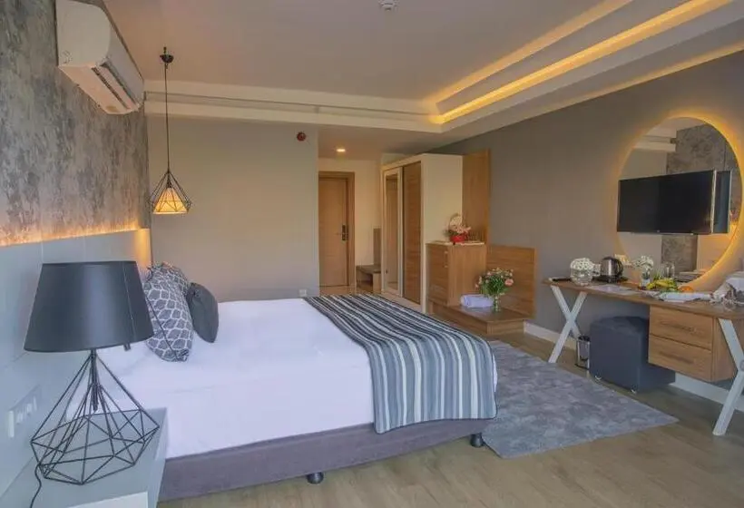 اتاق استاندارد با چشم‌انداز استخر, Greenwood Suites Resort