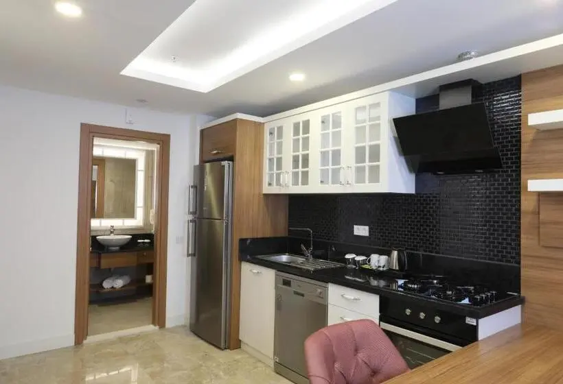 سوییت با چشم‌انداز استخر, Greenwood Suites Resort