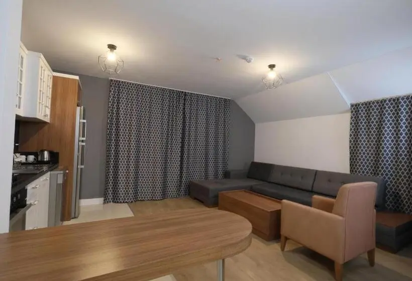 سوییت با چشم‌انداز استخر, Greenwood Suites Resort
