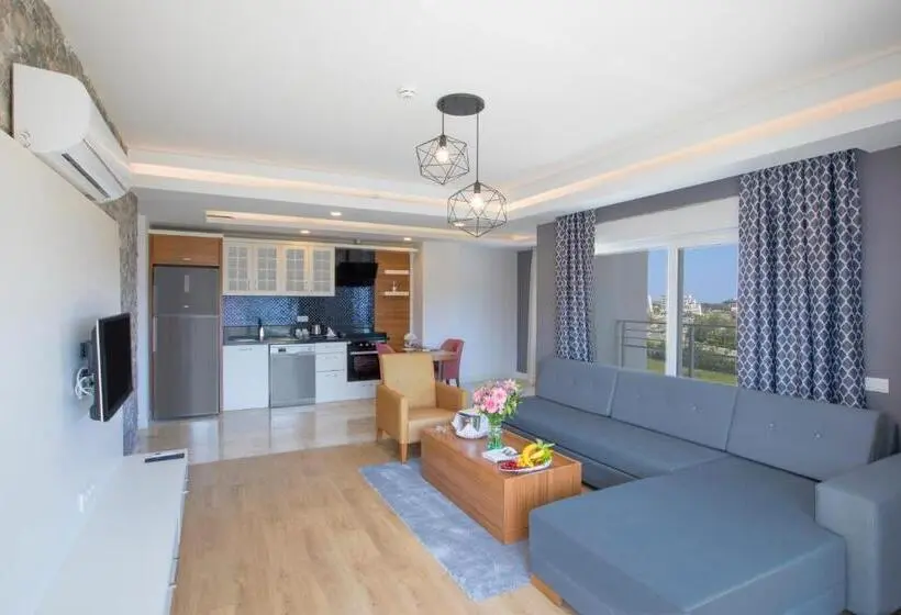 سوییت با چشم‌انداز استخر, Greenwood Suites Resort