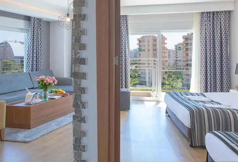 سوییت با چشم‌انداز استخر, Greenwood Suites Resort