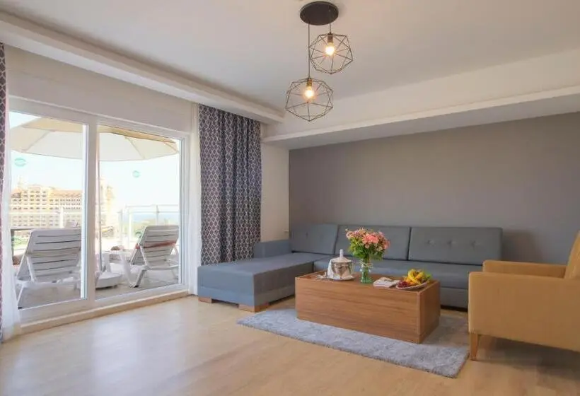 سوییت با چشم‌انداز استخر, Greenwood Suites Resort