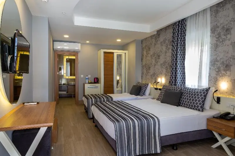 اتاق استاندارد با چشم‌انداز استخر, Greenwood Suites Resort