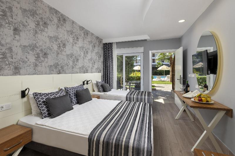 اتاق استاندارد با چشمانداز استخر, Greenwood Suites Resort