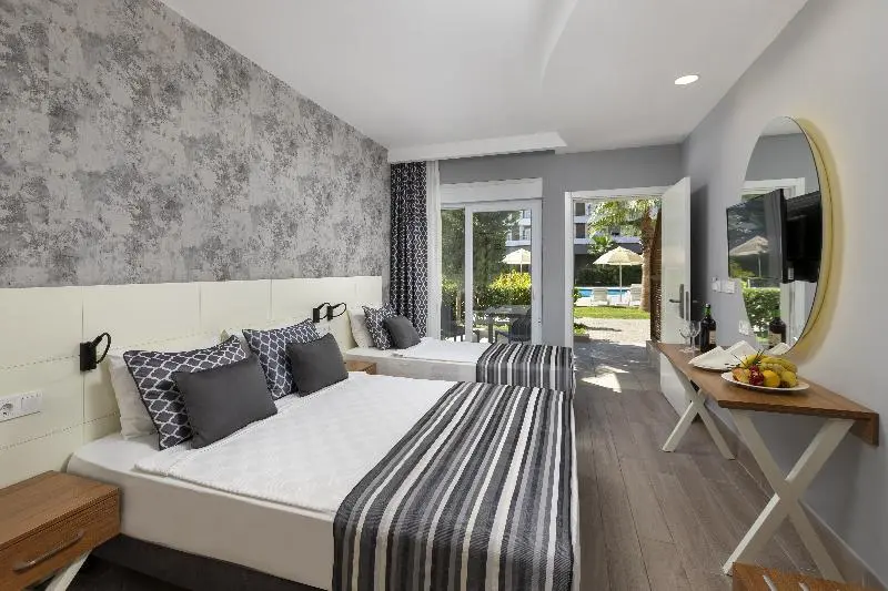 اتاق استاندارد با چشم‌انداز استخر, Greenwood Suites Resort