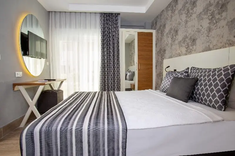 اتاق استاندارد با چشم‌انداز استخر, Greenwood Suites Resort