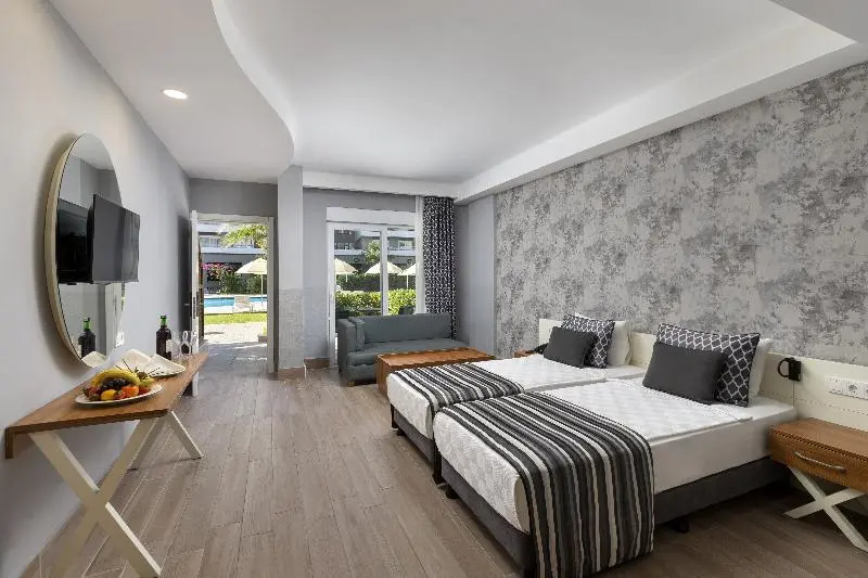 اتاق استاندارد با چشم‌انداز استخر, Greenwood Suites Resort
