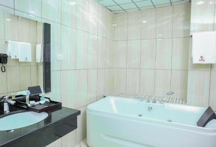 سوییت لوکس, Denver Boutique