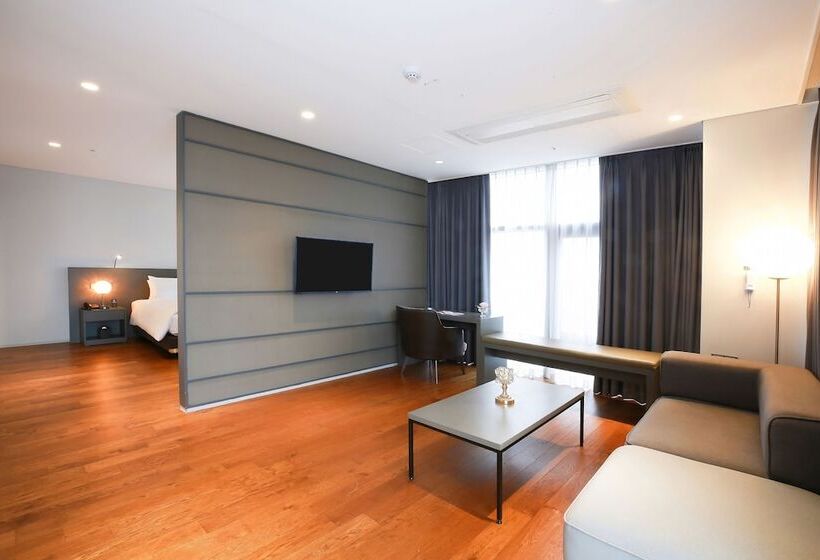 جناح, Westernlife